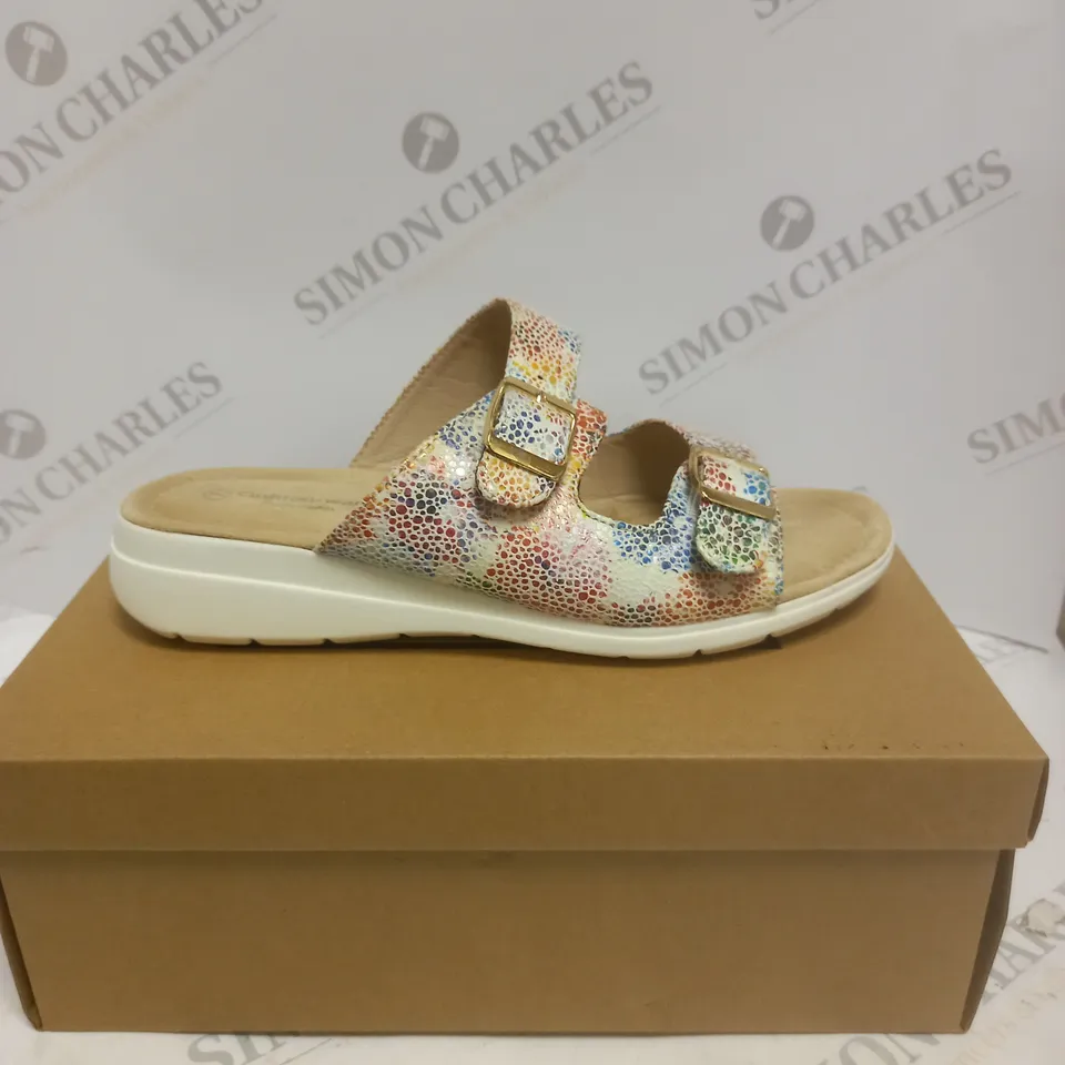 BOXED PAIR OF CUSHION WALK WHITE SANDALS - SIZE 7