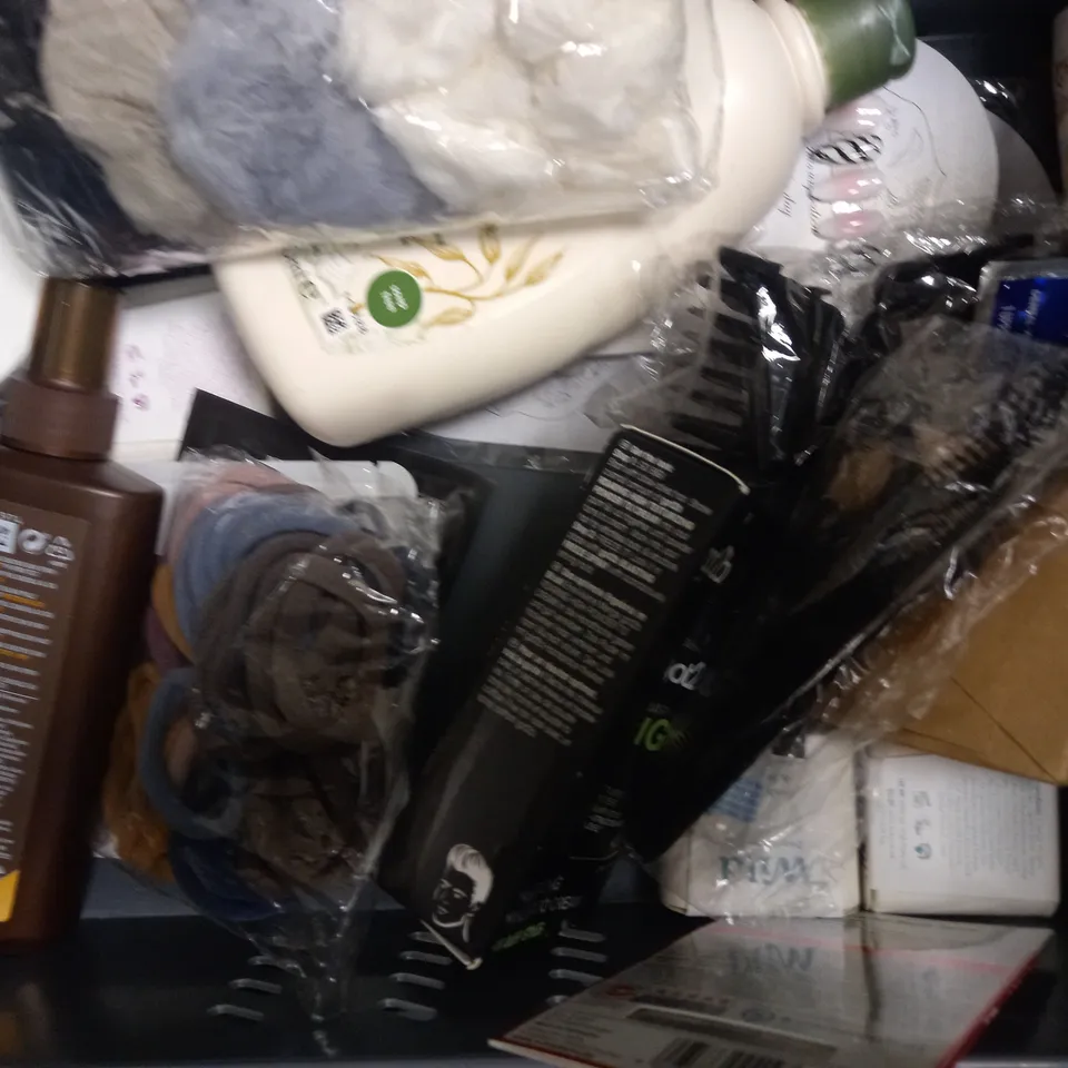 LOT OF APPROXIMATELY 20 ASSORTED HEALTH & BEAUTY ITEMS, TO INCLUDE FACE SCRUB, HAIR TRIMMMER, MADONNA PERFUME, ETC