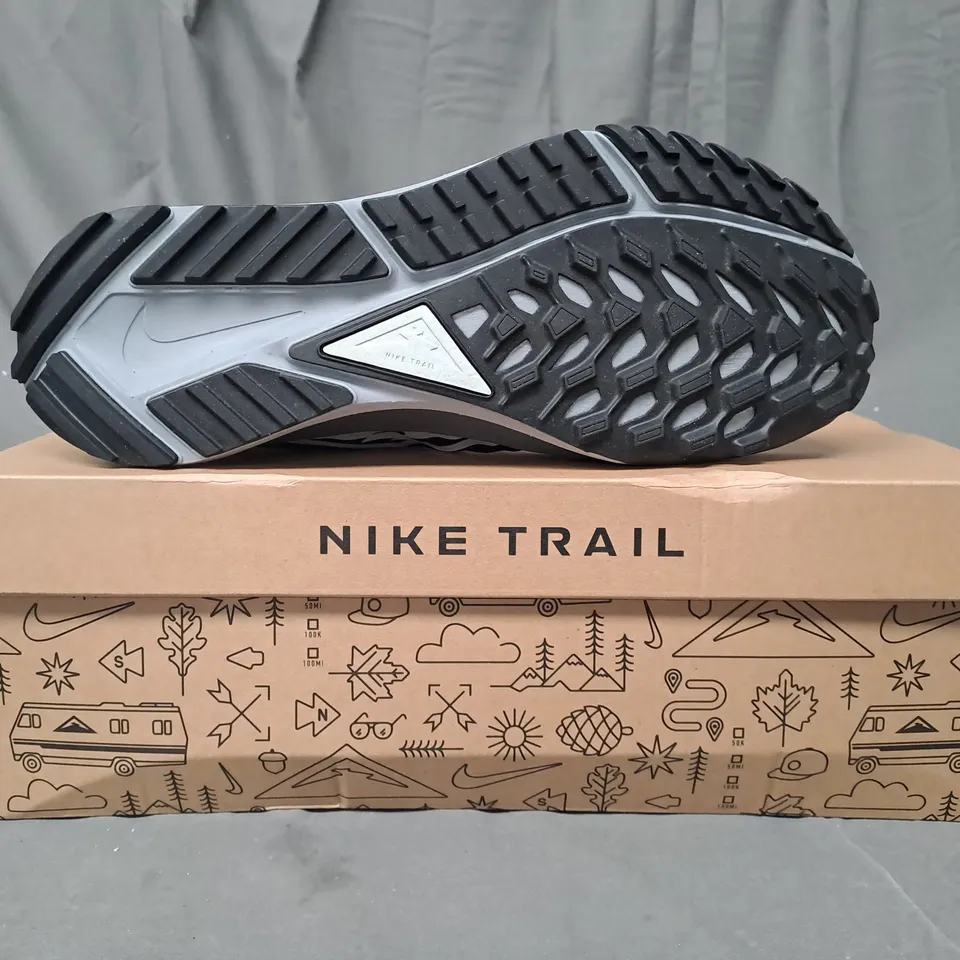 BOXED PAIR OF NIKE REACT PEGASUS TRAIL 4 SHOES IN BLACK/GREY UK SIZE 11.5