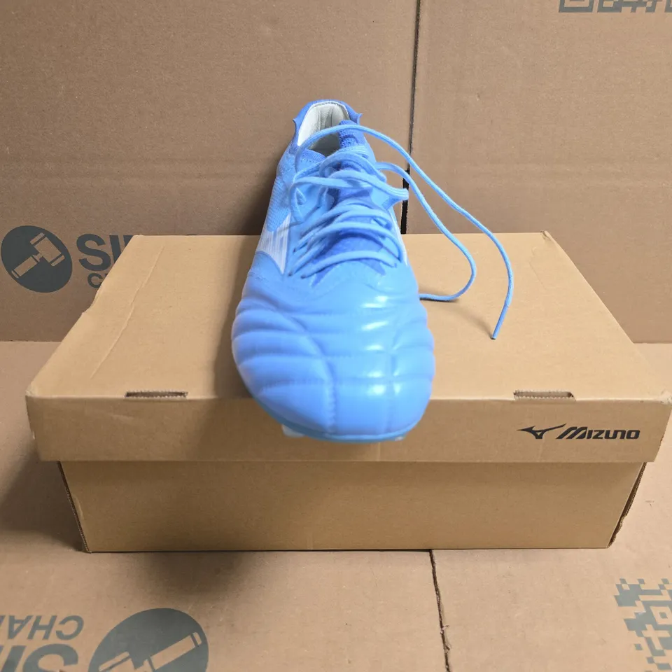 BOXED PAIR OF MIZUNO FOOTBALL BOOTS IN BLUE SIZE UK 11