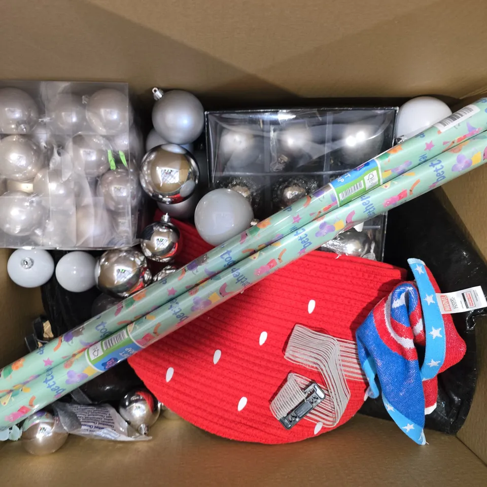 BOX OF APPROXIMATELY 8 ASSORTED HOUSEHOLD ITEMS TO INCLUDE - BAUBLES, STORAGE BASKETS, AND PARTY BAG ETC. 