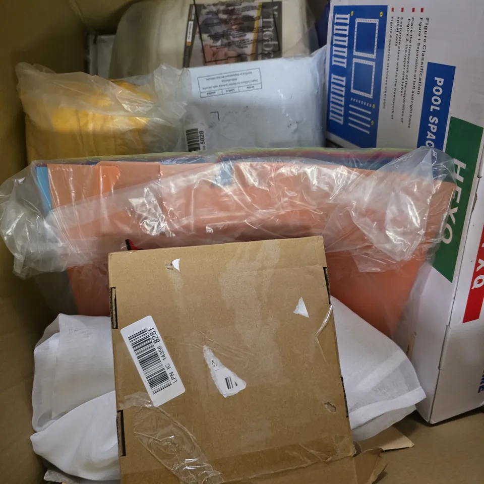 BOX OF APPROXIMATELY 8 ASSORTED BROKEN ITEMS TO INCLUDE - PHOTO ALBUM , SILENT NIGHT PILLOW , MICROFIBER GREY PILLOW CASE ETC