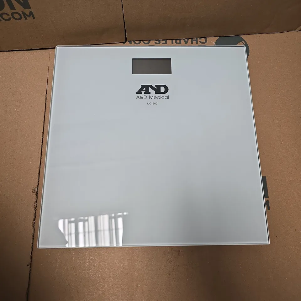 BOXED A&D MEDICAL UC-502 DIGITAL BATHROOM SCALE