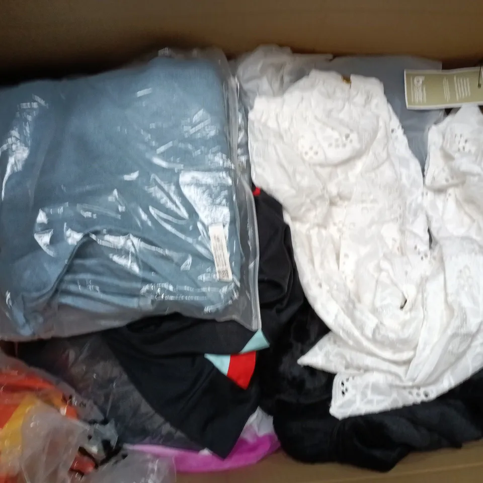 APPROXIMATELY 35ASSORTED CLOTHING ITEMS IN VARIOUS SIZES, STYLES & COLOURS TO INCLUDE TOPS, JEANS, DRESSES, ETC - COLLECTION ONLY