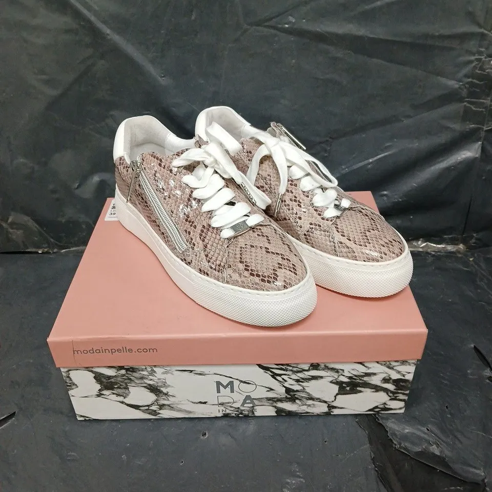 BOXED PAIR OF MODA IN PELLE BALIZE SNAKE PRINT SHOES - 6