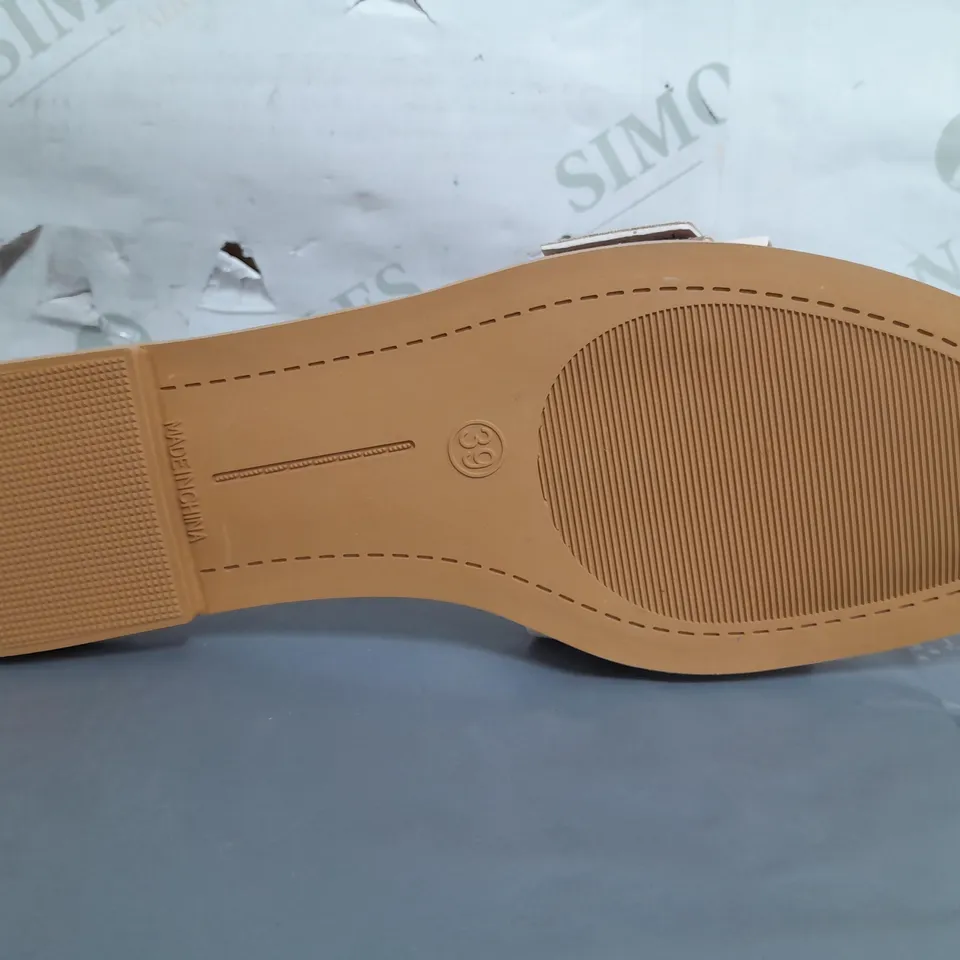 BOXED PAIR OF TENGBOXY OPEN TOE FLAT SLIDES IN BEIGE/BROWN EU SIZE 39