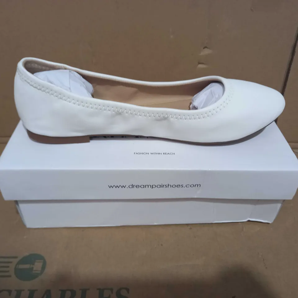 BOXED PAIR OF DREAM PAIRS SLIP ON SHOES IN WHITE UK SIZE 10