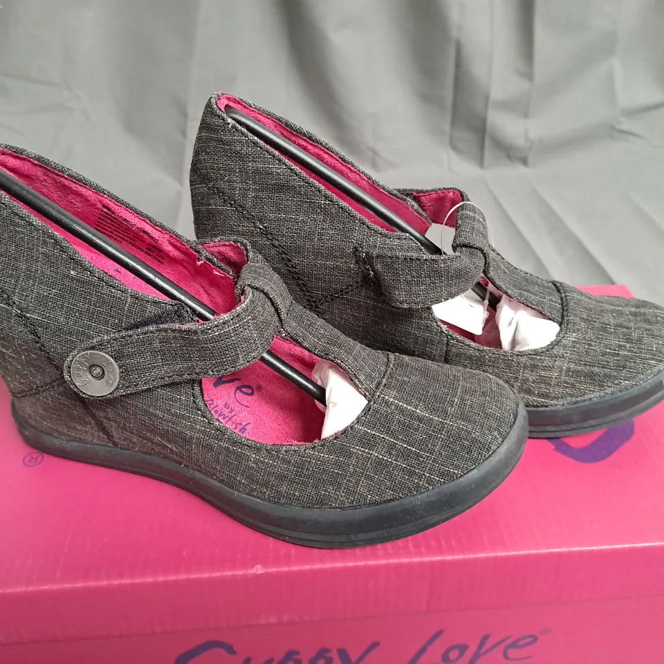 BOX OF APPROXIMATELY 10 PAIRS OF BLACK GUPPY LOVE WEDGE SHOES IN VARIOUS SIZES 