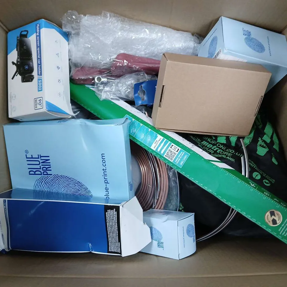 APPROXIMATELY15 ASSORTED VEHICLE PARTS & ACCESSORIES TO INCLUDE BLUEPRINT FUEL FILTER, FOLDING SCREEN CAR HOLDER, BOSCH REAR H301, ETC - COLLECTION ONLY