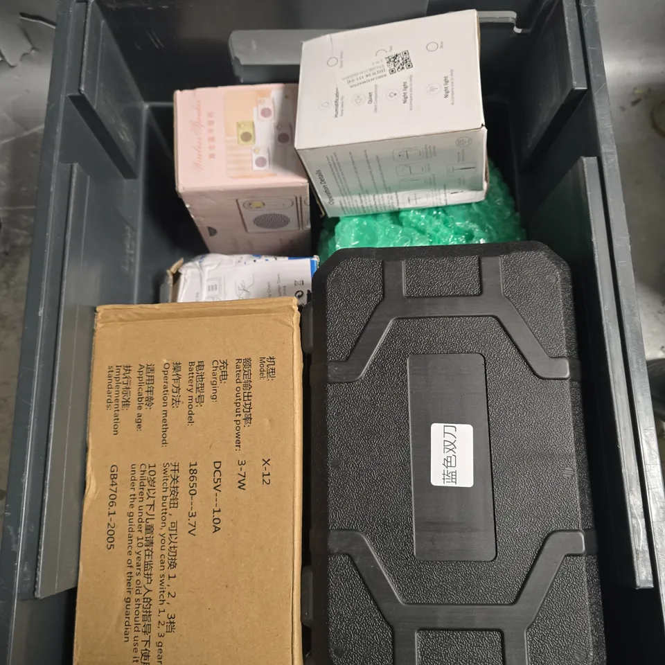 APPROXIMATELY 8 ASSORTED ELECTRICAL PRODUCTS TO INCLUDE PORTABLE FAN, NIGHT LIGHT, GLUE GUN ETC 