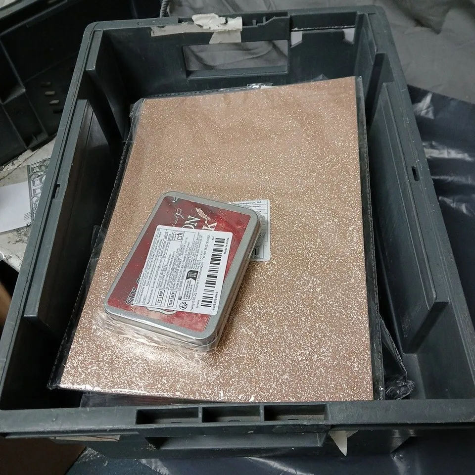 APPROXIMATELY 15 ASSORTED ITEMS TO INCLUDE EAST END PRESS GARLAND, SMART LAMP HOLDER, MULTIPLE STYLUS', KNITTING PRODUCTS ETC