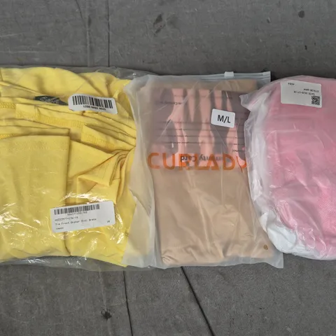BOX OF APPROXIMATELY 20 ASSORTED CLOTHING AND FASHION PRODUCTS IN VARIOUS STYLES AND SIZES - COLLECTION ONLY