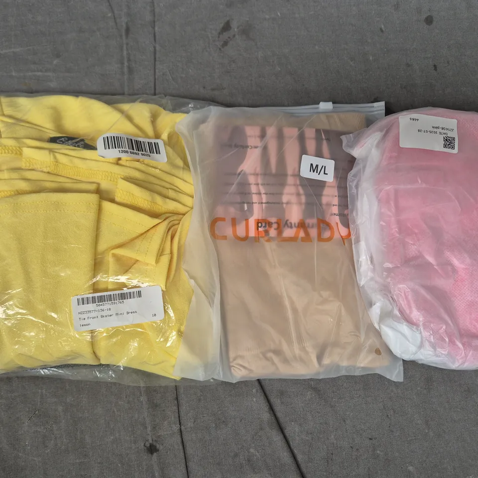 BOX OF APPROXIMATELY 20 ASSORTED CLOTHING AND FASHION PRODUCTS IN VARIOUS STYLES AND SIZES - COLLECTION ONLY