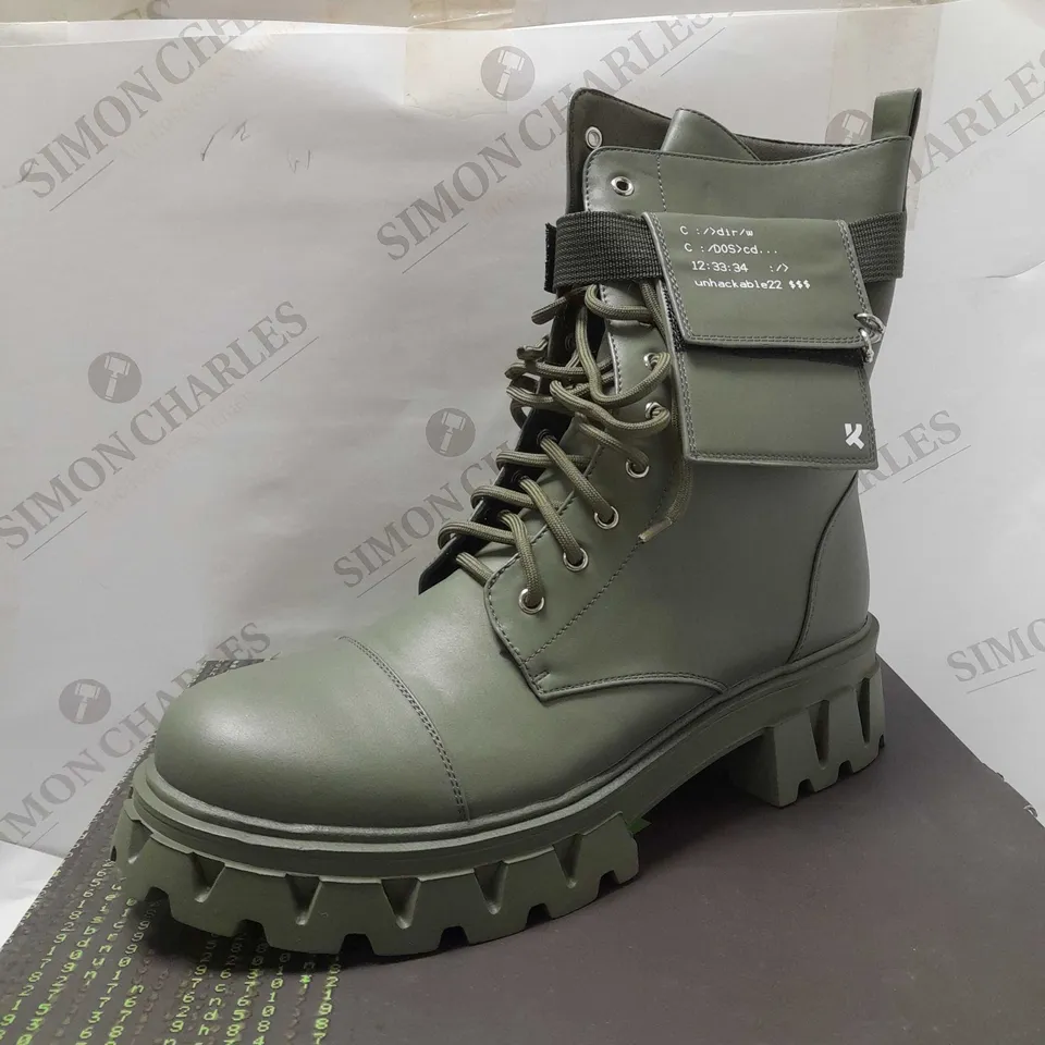 KOI BANSHEE MEN'S KHAKI BOOTS - SIZE 10