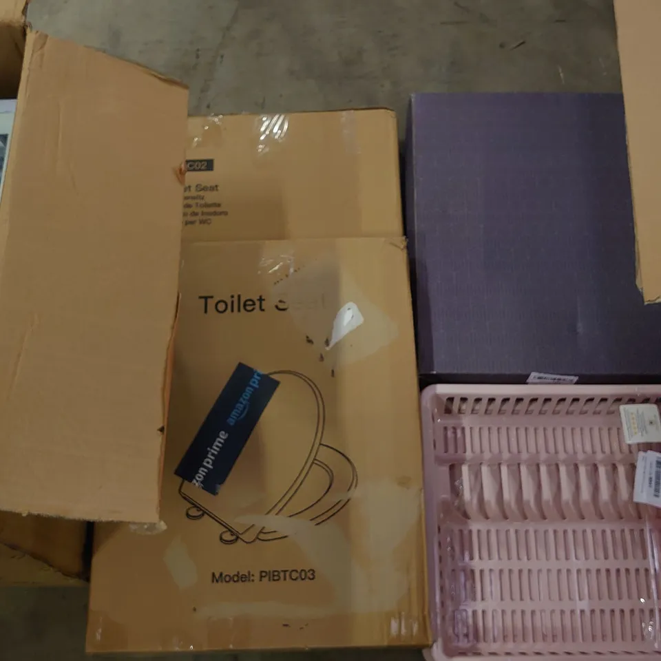 UNPROCESSED PALLET OF ASSORTED ITEMS TO INCLUDE COMPUTER CASE, TOILET SEATS AND POP UP TENTS