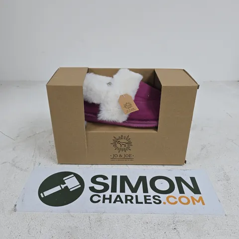 BOXED JO & JOE ELGIN SLIPPERS IN PINK - SIZE 8