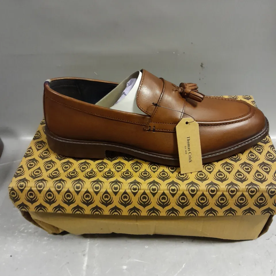 BOXED PAIR OF THOMAS CRICK CLAYTON DRESS SHOES - 9