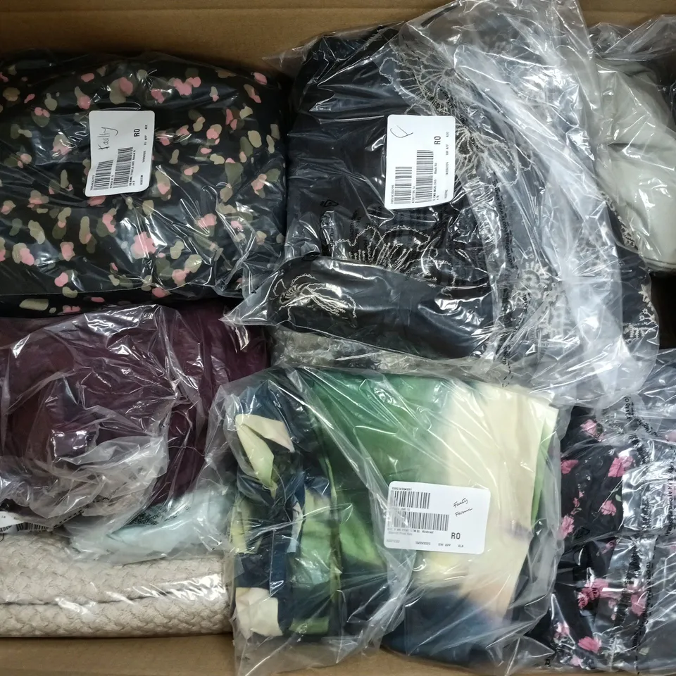 APPROXIMATELY 25 ASSORTED CLOTHING ITEMS IN VARIOUS SIZES, COLOURS & STYLES TO INCLUDE BRANDS SUCH AS SKECHERS, DOROTHY PERKINS, D&CO, ETC - COLLECTION ONLY
