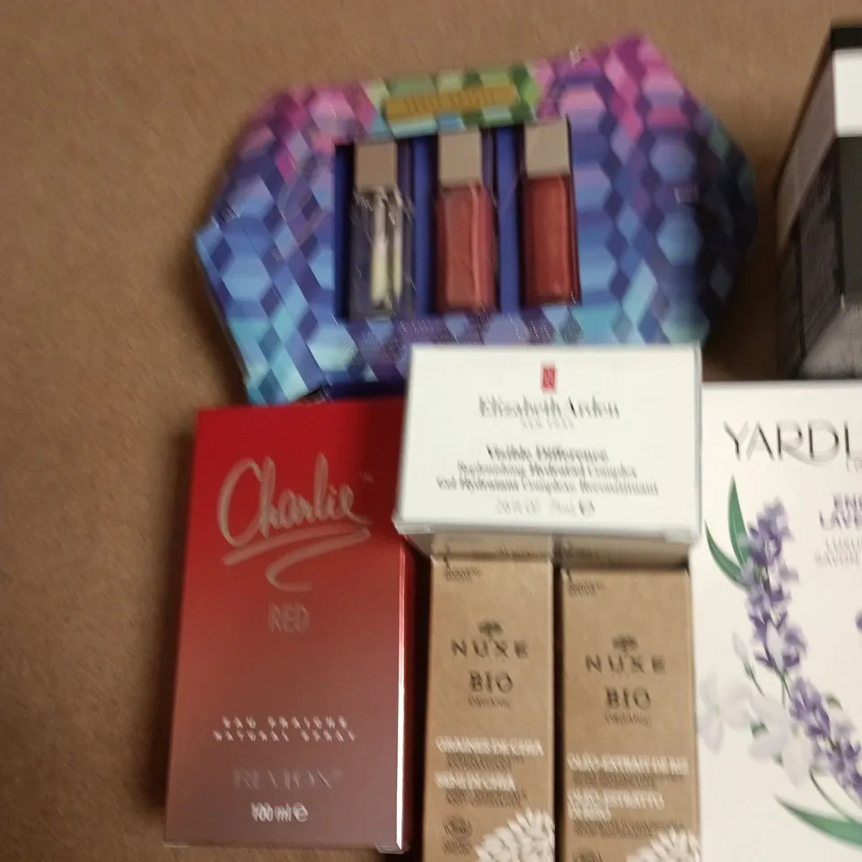 APPROXIMATELY 30 ASSORTED HEALTH & BEAUTY COSMETICS: FILORGA HYDRA-FILLER MAT & NCEF-REVERSE EYES, BIOEFFECT DAY SERUM, CLARINS HYDRA-ESSENTIEL, YARDLEY LAVENDER SOAP, ELIZABETH ARDEN GREEN TEA SPRAY,