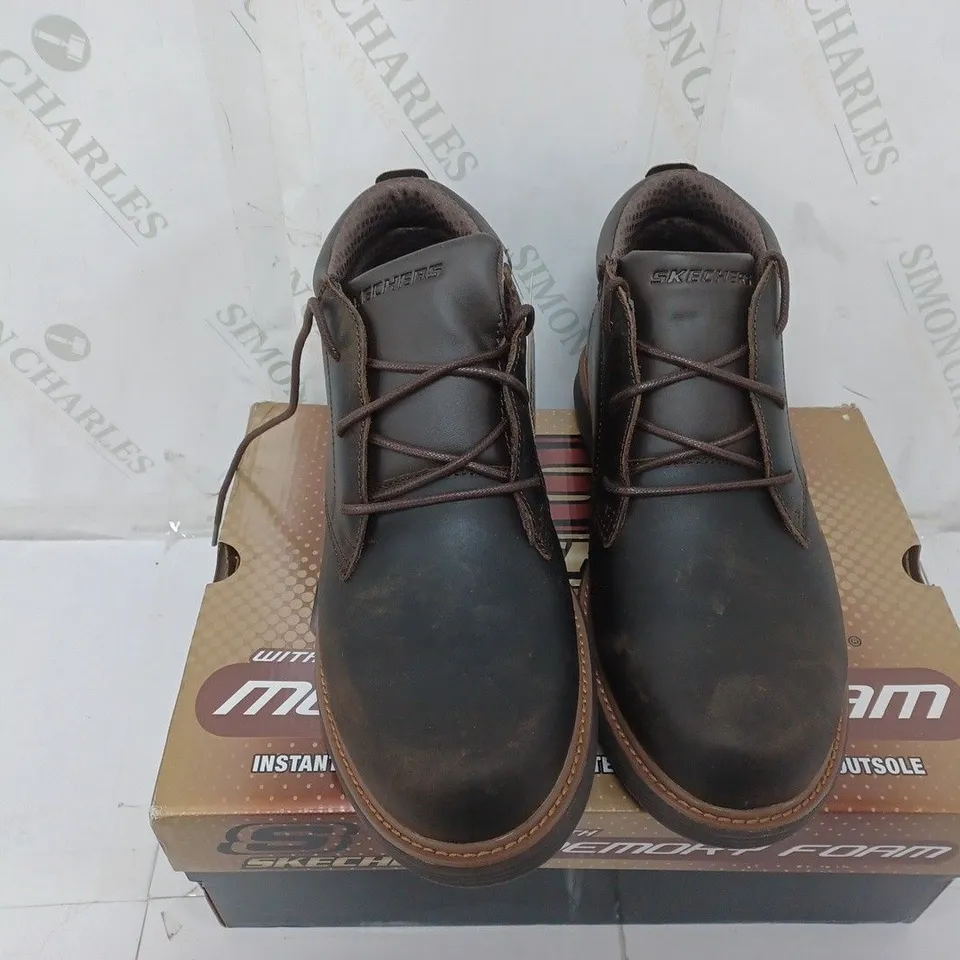 BOXED PAIR OF SKECHERS MENS LEATHER BOOTS IN CHOCOLATE - SIZE 8 