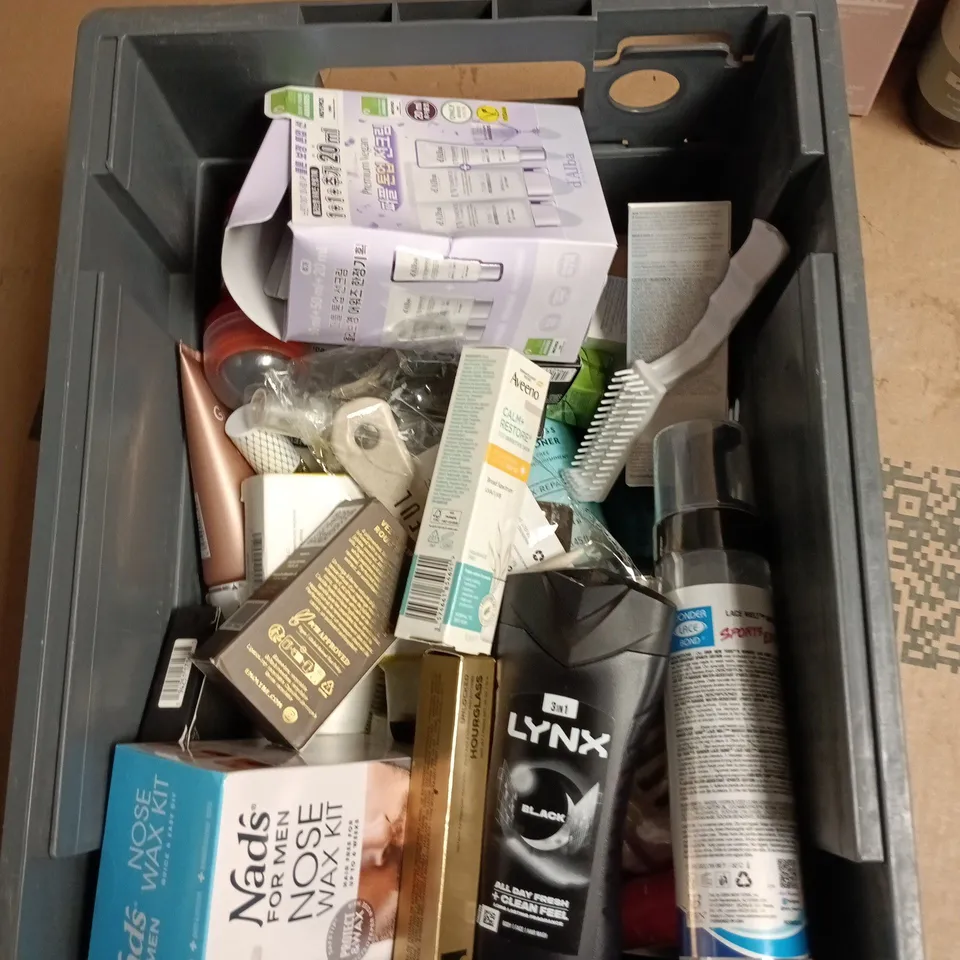 APPROXIMATEY 20 ASSORTED HEALTH AND BEAUTY PRODUCTS TO INCLUDE YVES SAINT LAURENT LIP PLUMPING GLOSS, SUKIN CONDITIONER, WEST MONTH HAIR IDENTIFIER SPRAY ETC 