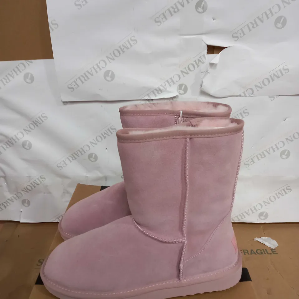 BOXED PAIR OF AUS WOOLI FAUX SUEDE SIDE ZIP ANKLE BOOTS SIZE 9