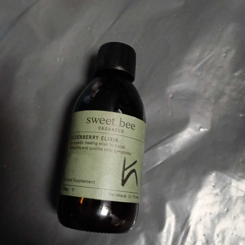 APPROXIMATELY 15 ASSORTED VITIMINS AMD SUPPLEMENTS ITEMS INCLUDING APPLE CIDER VINEGAR GUMMIES , SWEET BEE ELDERBERRY ELIXIR AND TURMERIC JOINT TABLETS 