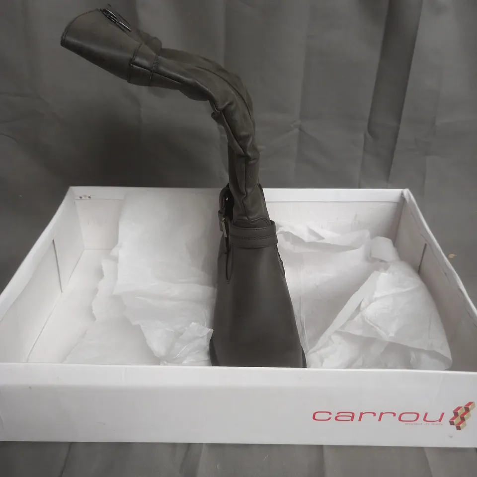 BOXED PAIR OF CARROU KNEE HIGH BLACK HEELED BOOTS SIZE 38