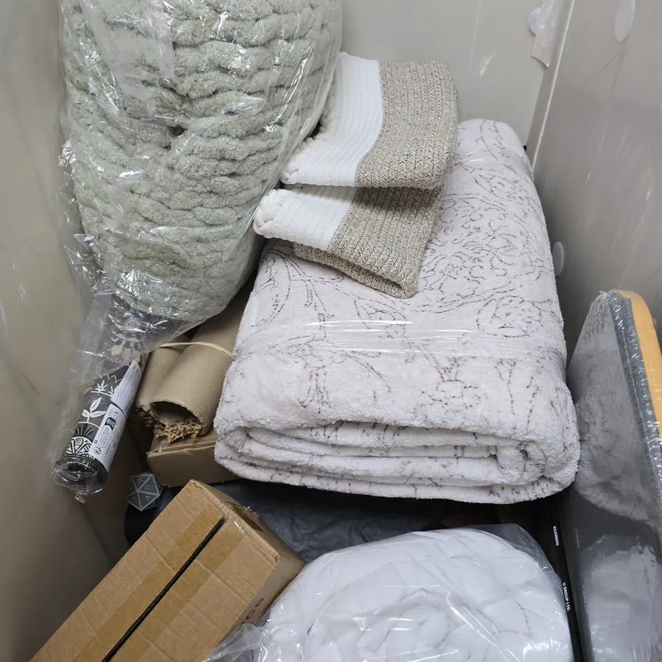 APPROXIMATELY 15 ASSORTED HOUSEHOLD PRODUCTS TO INCLUDE BLANKETS, WALLPAPER, HOME DECOR ETC - COLLECTION ONLY 
