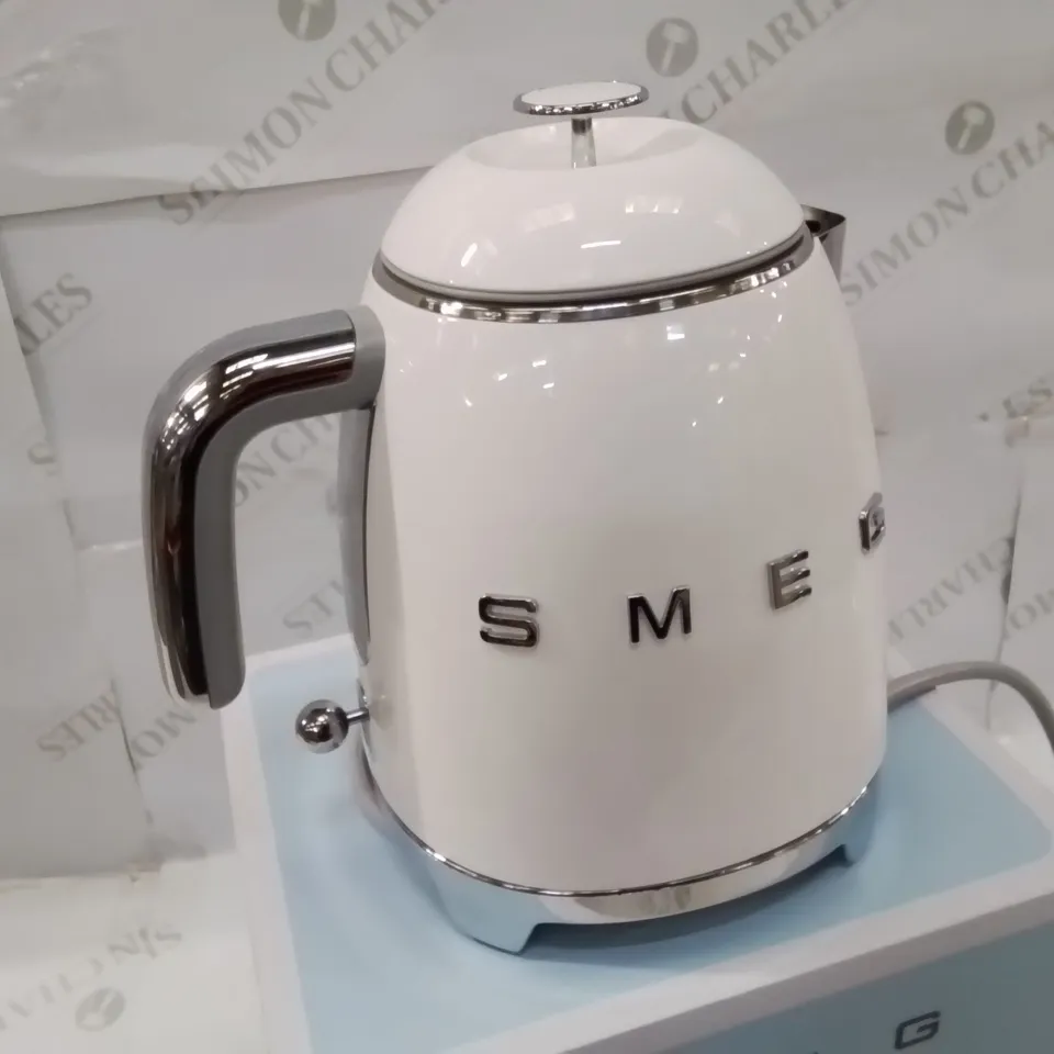BOXED SMEG KETTLE 