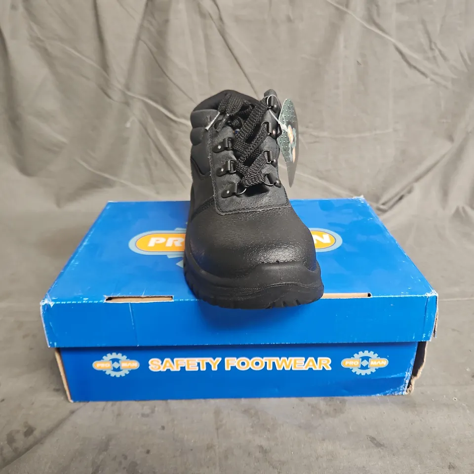 BOXED PAIR OF PROMAN DUAL DENSITY CHUKKA BUFFALO LEATHER BOOTS IN BLACK SIZE UK 3