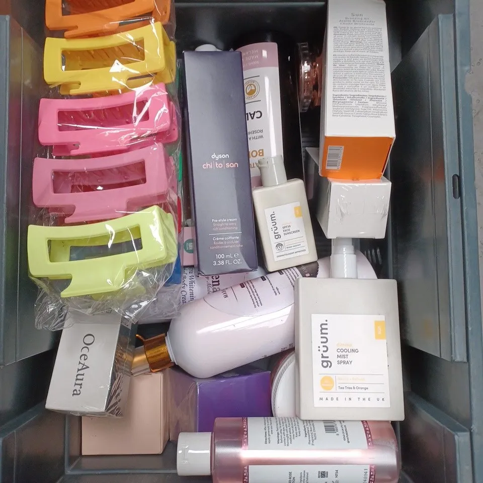 APPROXIMATELY 20 ASSORTED COSMETIC PRODUCTS TO INCLUDE E45 ITCH RELIEF CREAM, DOVE SELF TAN LOTION AND SUN BUM SPF 50 SUNSCREEN