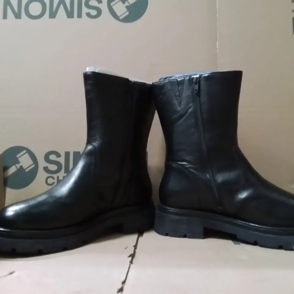 BOXED BRAND NEW APPROXIMATELY 4 SIMPLY BE BREENER EX WIDE SHOES SIZE 8