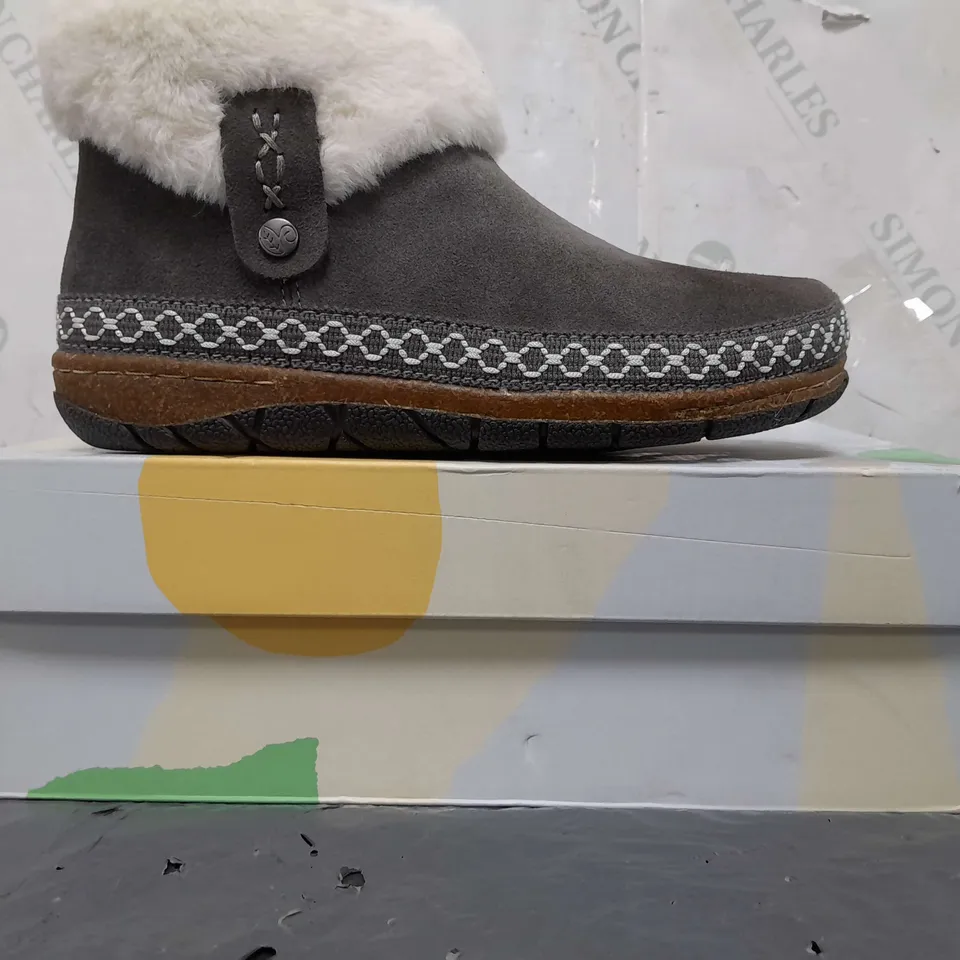 BOXED PAIR OF EARTH ORIGINALS EMMALYN BOOTIES IN GREY SIZE 5