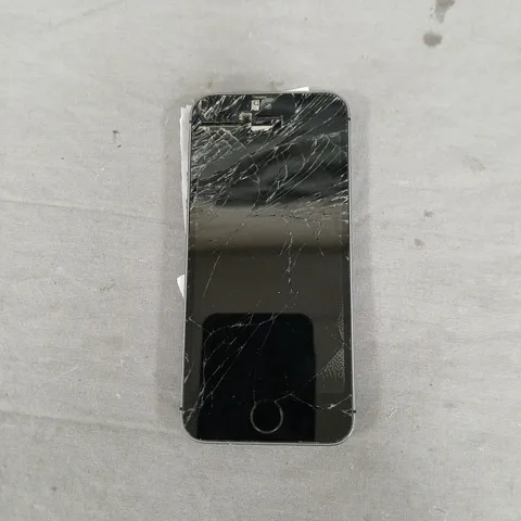 APPLE IPHONE 5S UNLOCKED SPACE GREY 16GB (CRACKED SCREEN). PHONE DOES NOT POWER ON