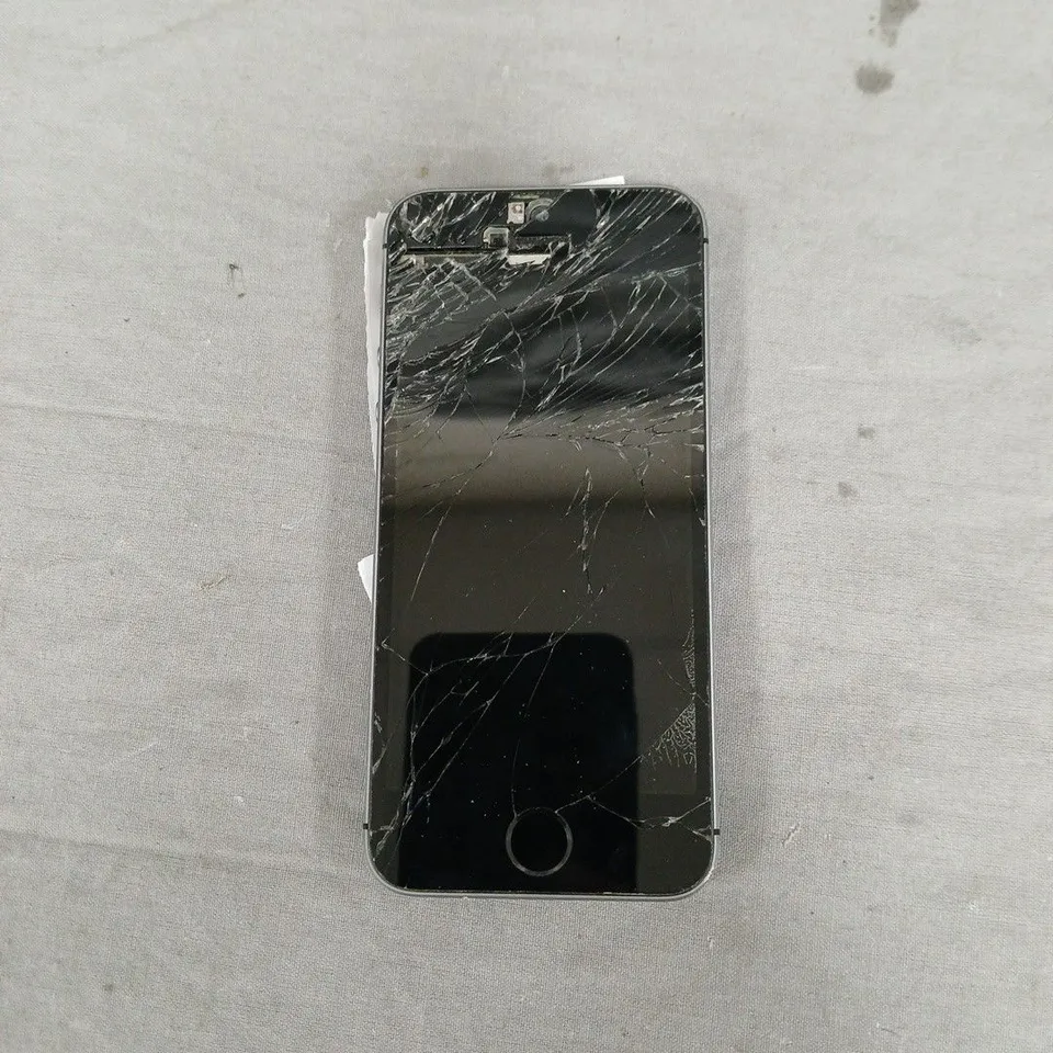 APPLE IPHONE 5S UNLOCKED SPACE GREY 16GB (CRACKED SCREEN). PHONE DOES NOT POWER ON