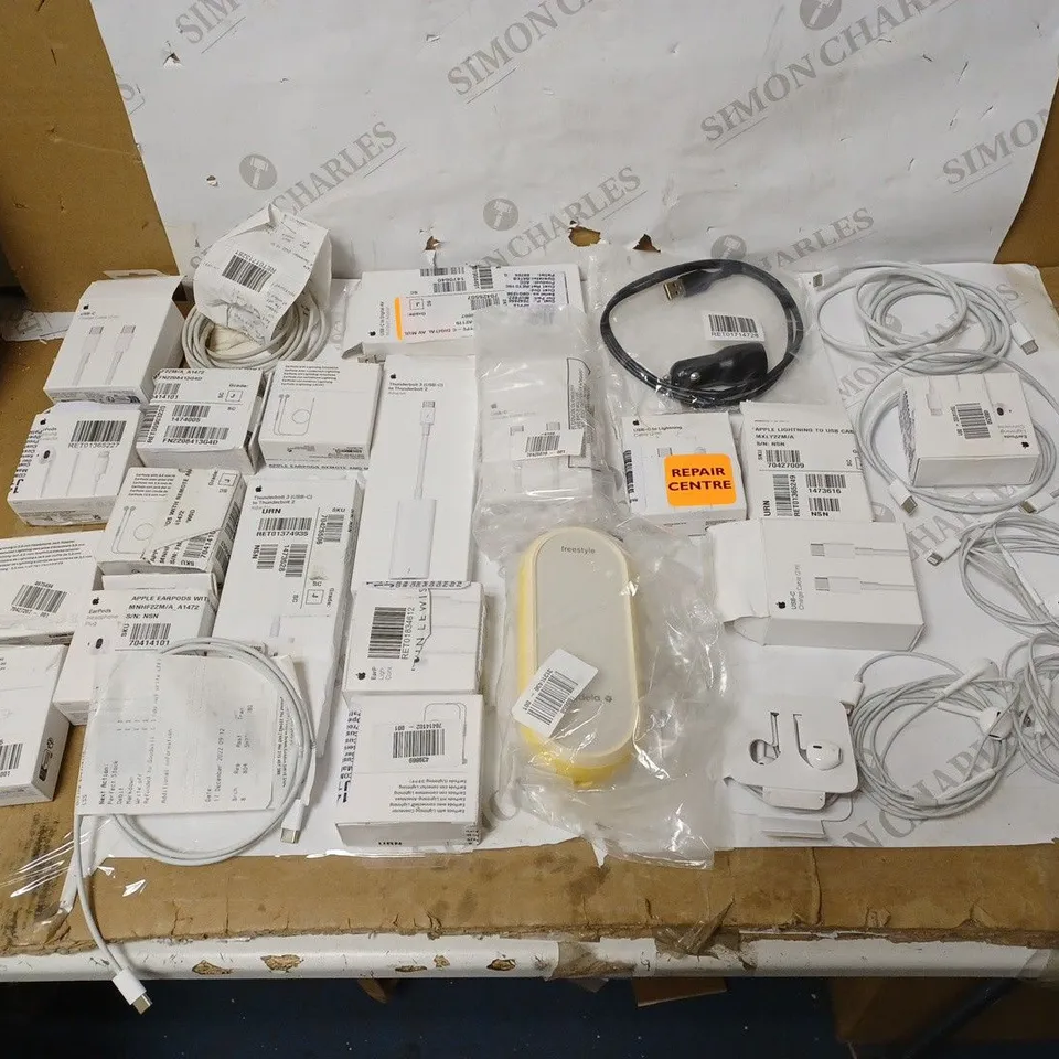LOT OF APPROX. 25 ASSORTED ELECTRONICS TO INCLUDE APPLE CABLES, EARPHONES AND ADAPTERS ETC