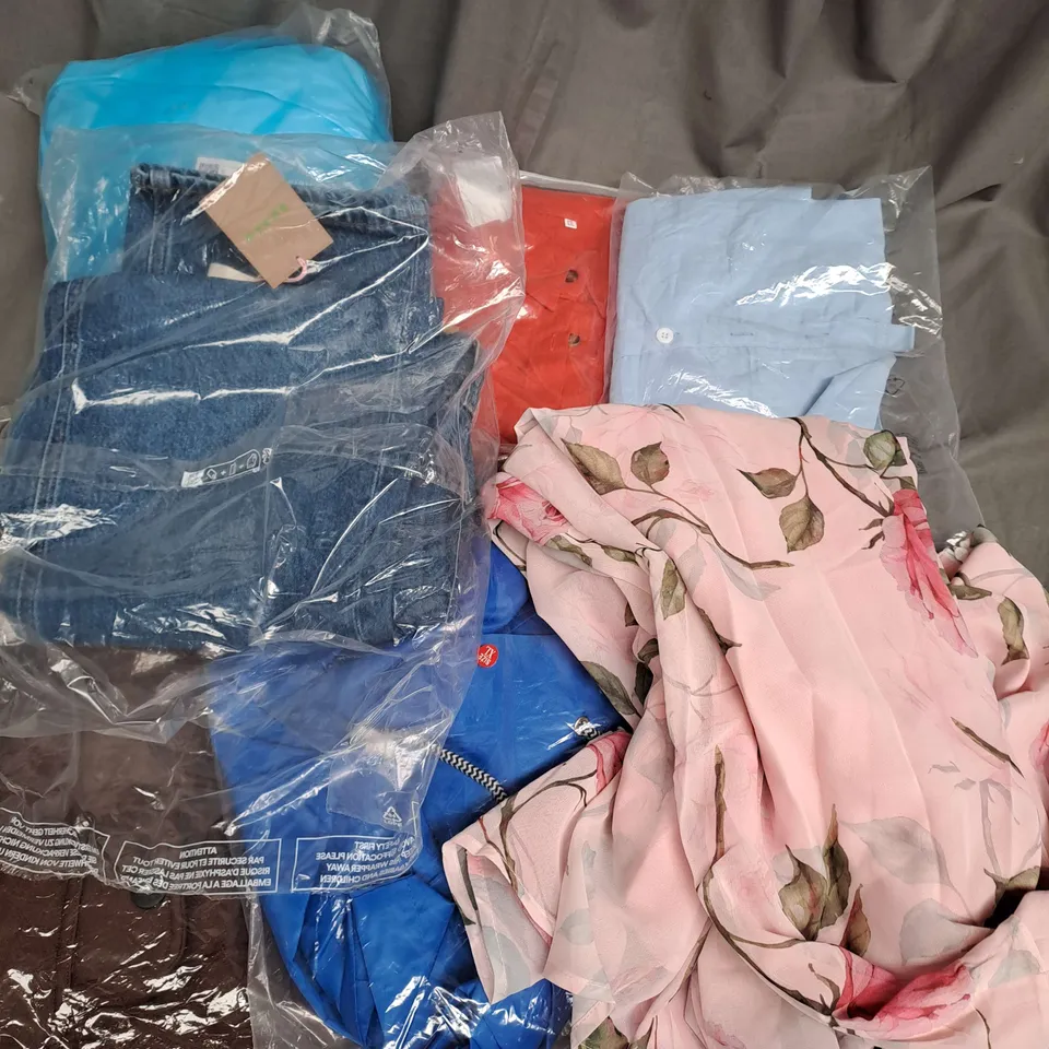 BOX OF APPROXIMATELY 25 ASSORTED CLOTHING ITEMS TO INCLUDE - JACKET, DRESSES, JEANS ETC