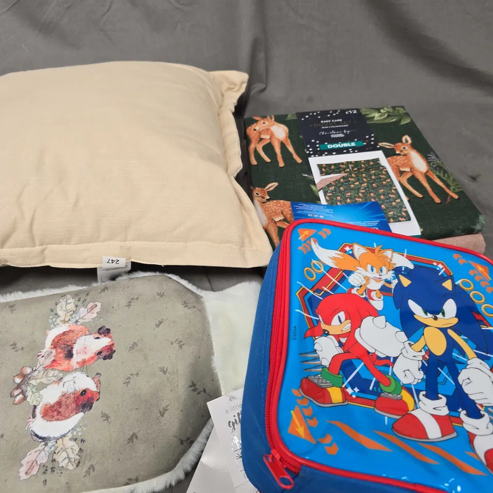 APPROXIMATELY 20 ASSORTED HOUSEHOLD PRODUCTS TO INCLUDE CUSHIONS, HOT WATER BOTTLE, LUNCH BAG ETC 