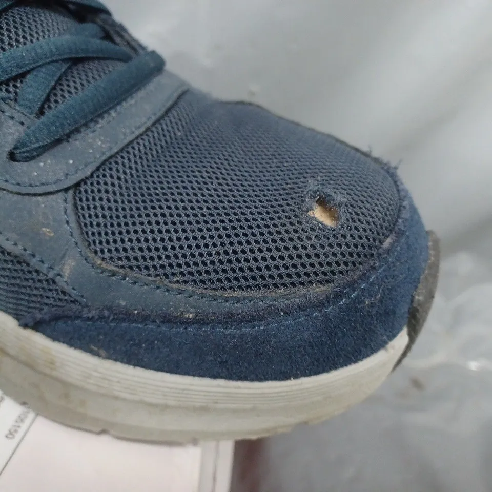 BOXED PAIR OF SKECHERS MEN'S ARCH FIT TRAINERS IN NAVY SIZE 10