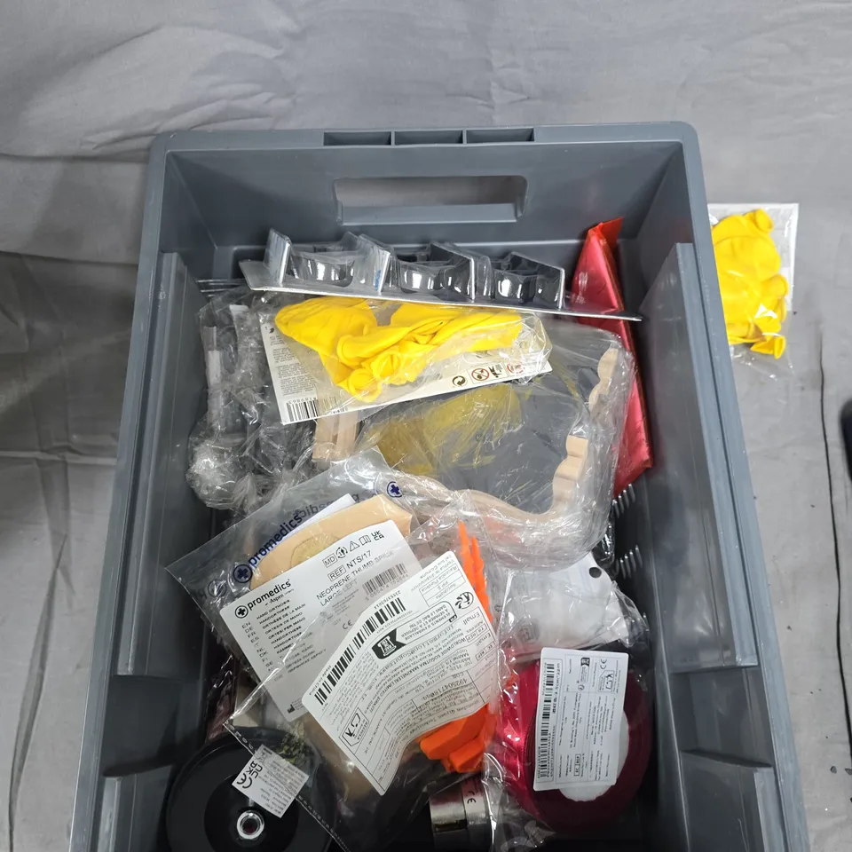 BOX OF APPROXIMATELY 20 HOUSEHOLD ITEMS TO INCLUDE:TABLET CASE, BALLOONS AND RECORD CARDS