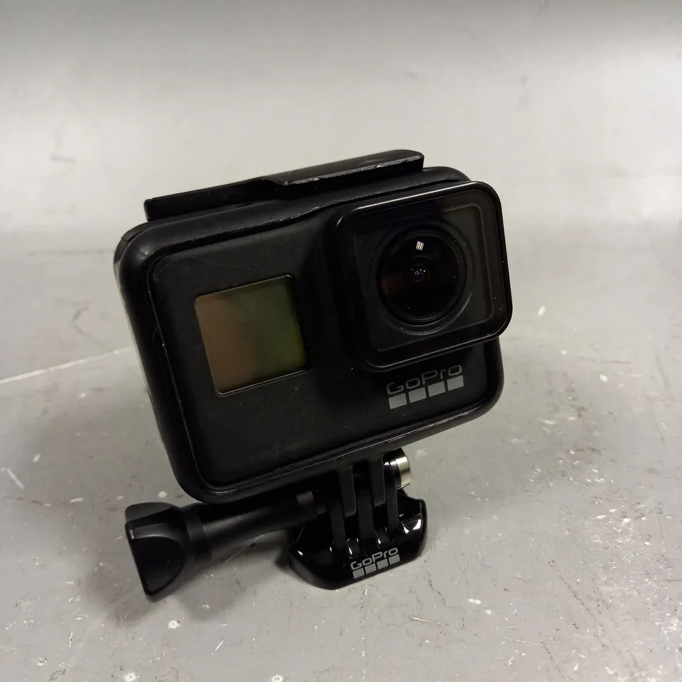 GO PRO BLACK 7 ACTION CAMERA WITH ACCESSORIES 