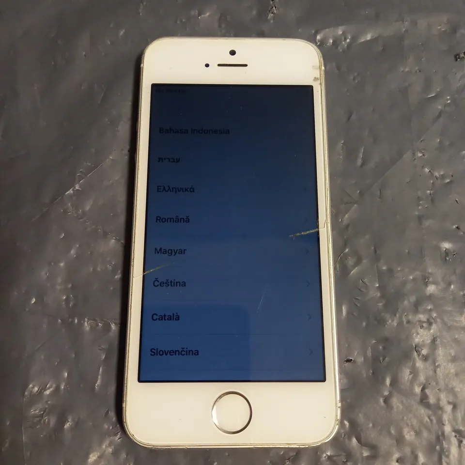 APPLE IPHONE SE A1723 SMARTPHONE IN WHITE/SILVER