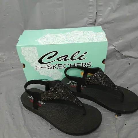 BOXED PAIR OF SKECHERS CALI YOGA FOAM SANDALS BLACK UK 7