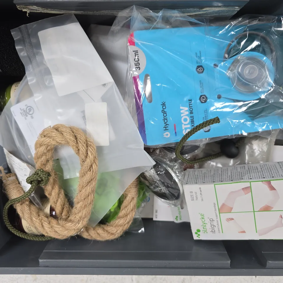 APPROXIMATELY 15 ASSORTED HOUSEHOLD ITEMS TO INCLUDE STAFF CLIPS, LIQUID LEVEL MAGNIFIER, HYDRAPAK FLEXIBLE BOTTLE, ETC