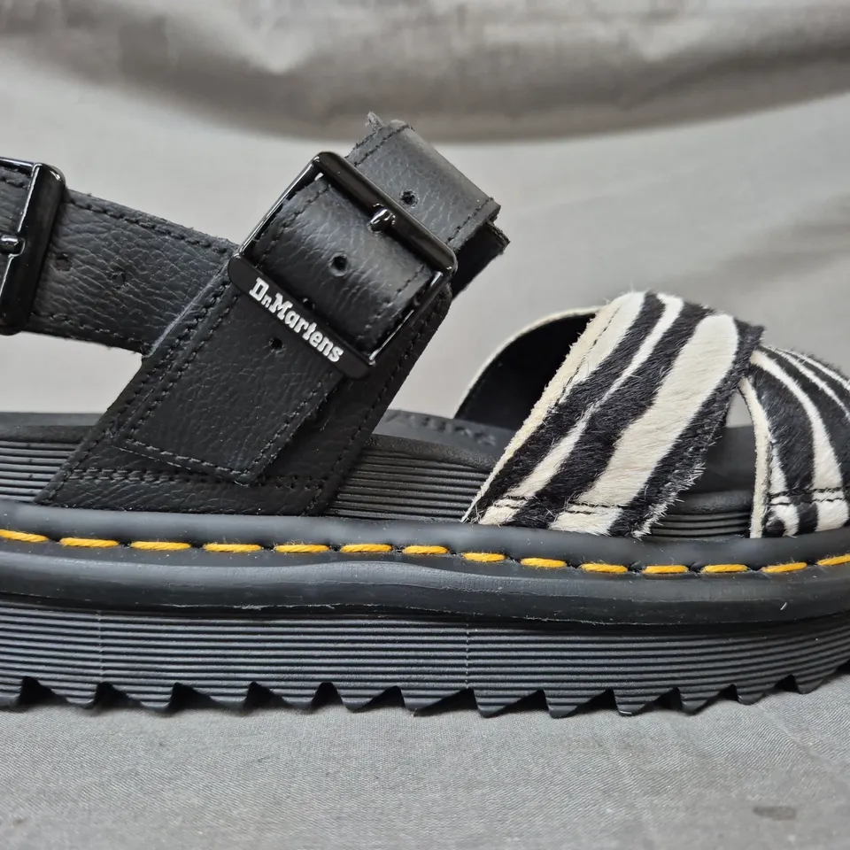 BOXED PAIR OF DR MARTENS VOSS II OPEN TOE SANDALS IN BLACK/WHITE UK SIZE 5