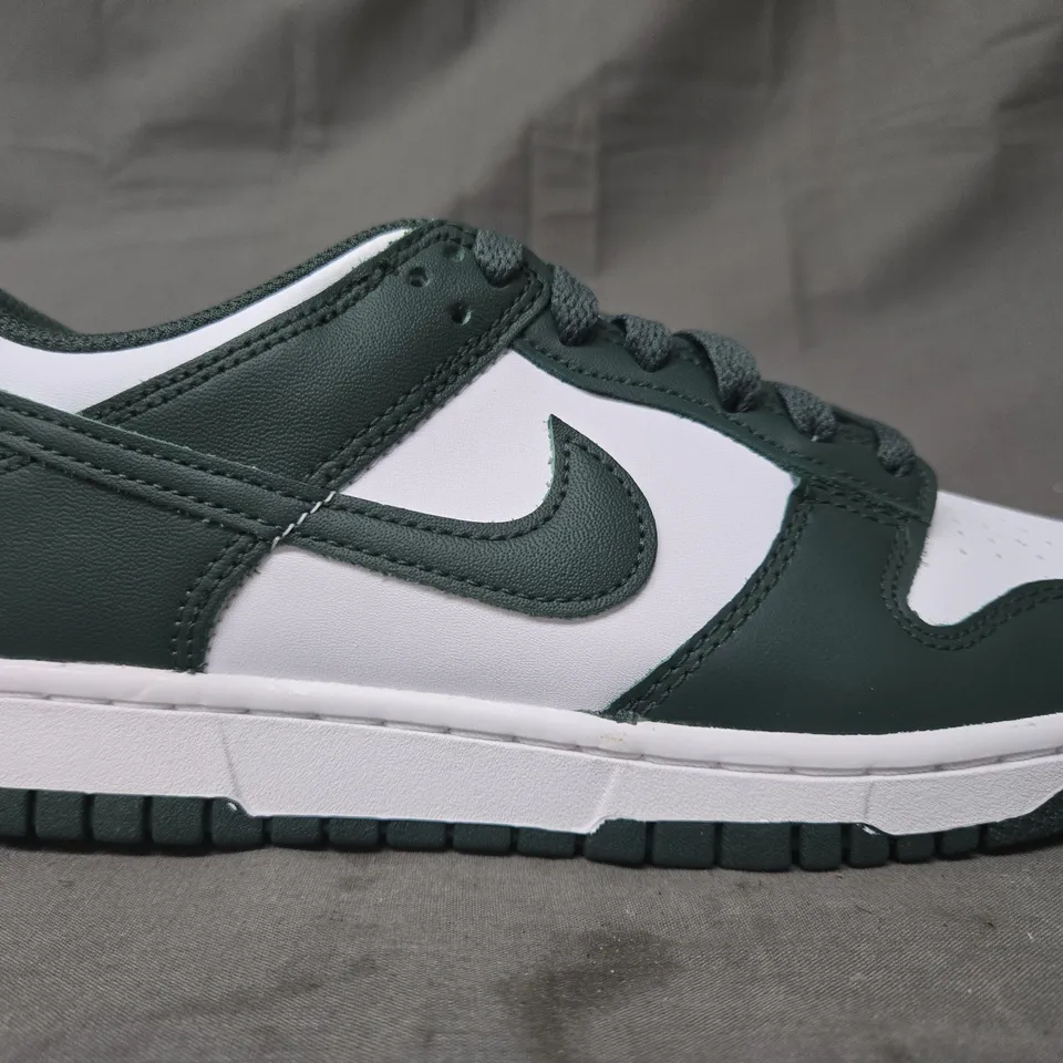 BOXED PAIR OF NIKE DUNK LOW SHOES IN GREEN/WHITE UK SIZE 5.5