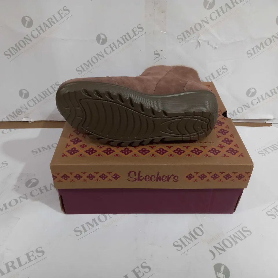 BOXED PAIR OF SKECHERS ANKLE BOOTS IN MUSHROOM UK SIZE 7
