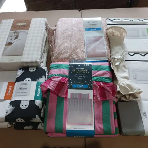 BOX OF APPROXIMATELY 12 ASSORTED BEDDING AND SOFT FURNISHING ITEMS TO INCLUDE - DUVET SETS, PILLOWCASES, AND PLACE MATS ETC.