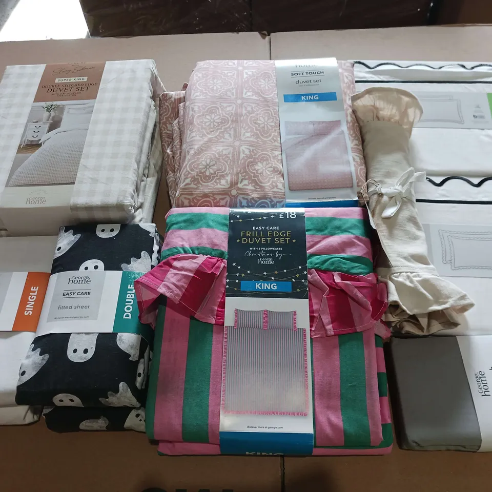 BOX OF APPROXIMATELY 12 ASSORTED BEDDING AND SOFT FURNISHING ITEMS TO INCLUDE - DUVET SETS, PILLOWCASES, AND PLACE MATS ETC. 